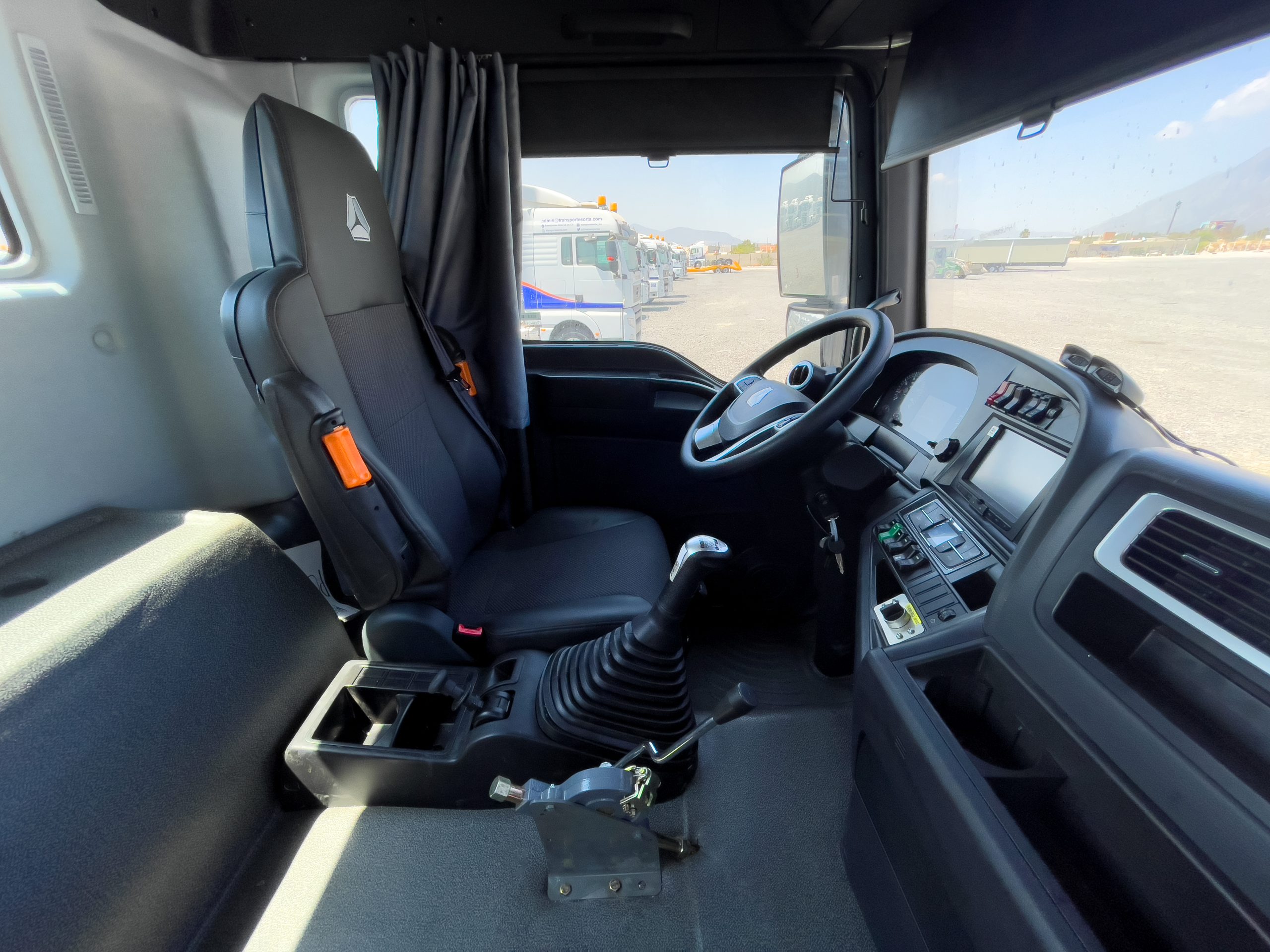 Cabina del camión HOWO Mixer